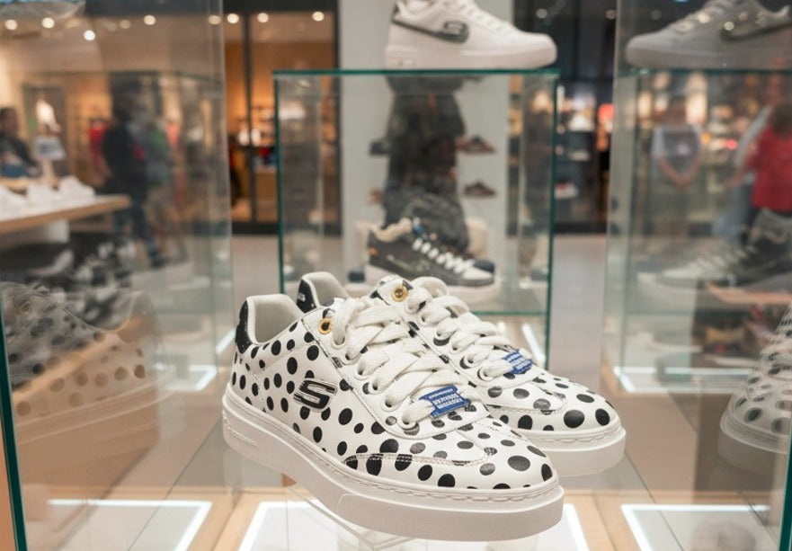 TENIS COURT CLASSICS CON ESTAMPADO LUNARES SKECHERS